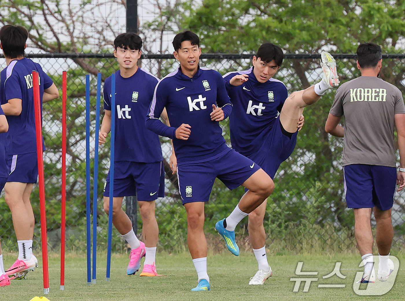 (솔트레이크시티(미국)=뉴스1) 임세영 기자 = 대한민국 축구대표팀 손흥민, 황인범이 29일(현지시간) 미국 유타주 헤리먼에 위치한 자이언스뱅크 트레이닝센터에서 훈련을 하고 있다. …
