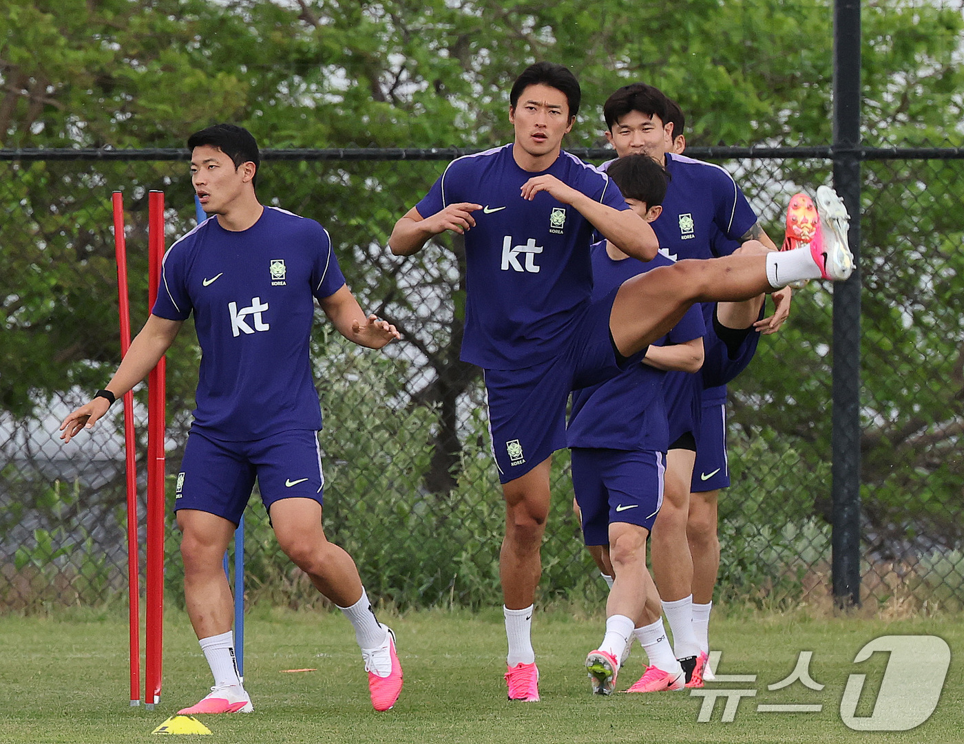 (솔트레이크시티(미국)=뉴스1) 임세영 기자 = 대한민국 축구대표팀 황희찬, 조규성이 29일(현지시간) 미국 유타주 헤리먼에 위치한 자이언스뱅크 트레이닝센터에서 훈련을 하고 있다. …