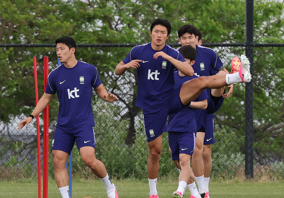 훈련하는 황희찬·조규성