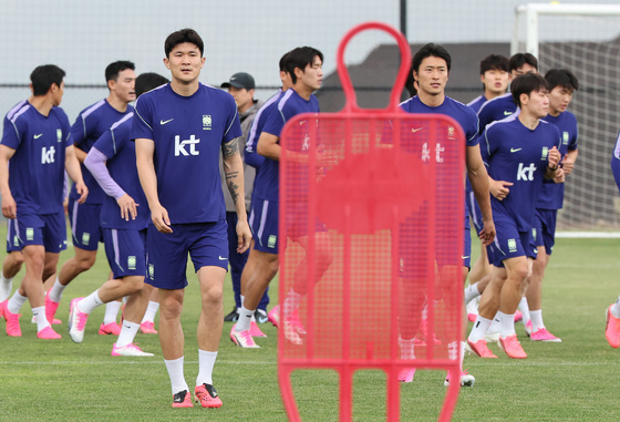 훈련 나서는 김민재