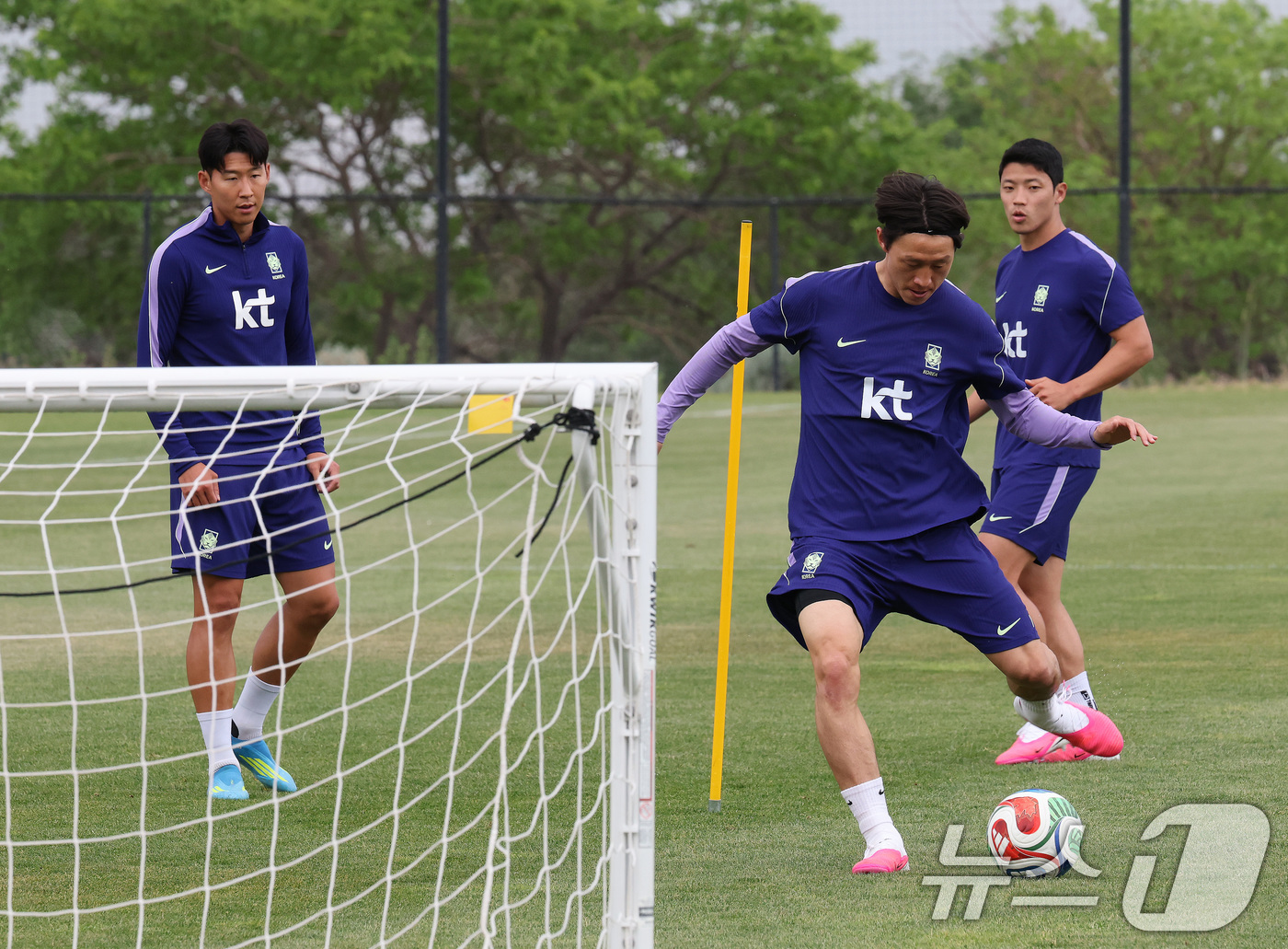 (솔트레이크시티(미국)=뉴스1) 임세영 기자 = 대한민국 축구대표팀 손흥민, 이재성, 황희찬이 29일(현지시간) 미국 유타주 헤리먼에 위치한 자이언스뱅크 트레이닝센터에서 훈련을 하 …
