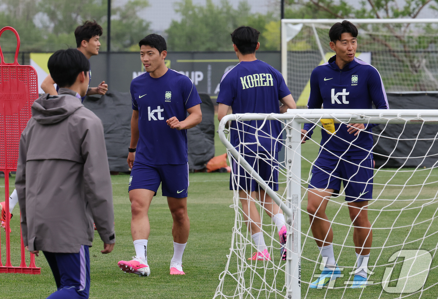 (솔트레이크시티(미국)=뉴스1) 임세영 기자 = 대한민국 축구대표팀 손흥민, 황희찬이 29일(현지시간) 미국 유타주 헤리먼에 위치한 자이언스뱅크 트레이닝센터에서 훈련을 하고 있다. …
