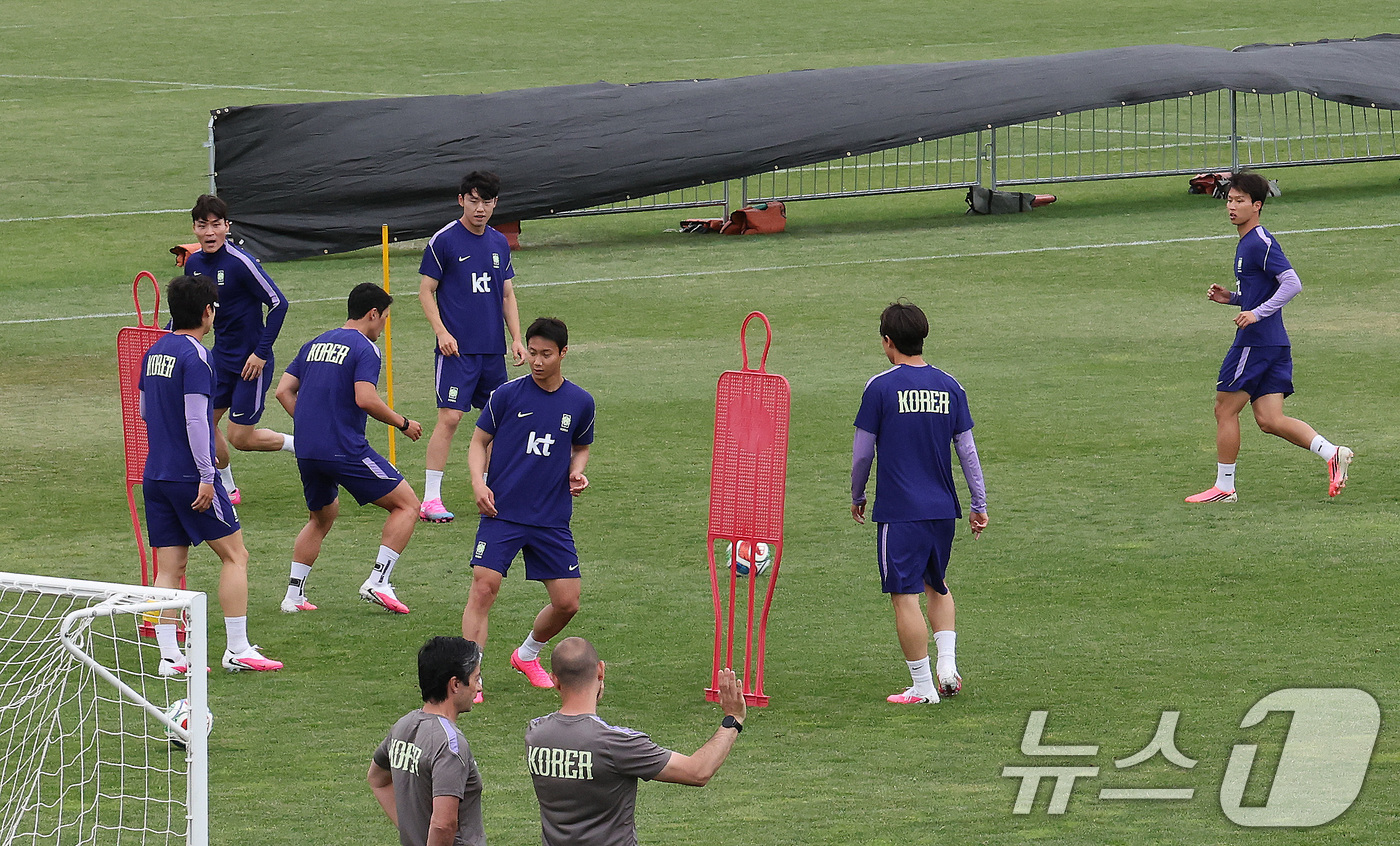 (솔트레이크시티(미국)=뉴스1) 임세영 기자 = 대한민국 축구대표팀 선수들이 29일(현지시간) 미국 유타주 헤리먼에 위치한 자이언스뱅크 트레이닝센터에서 훈련을 하고 있다. 2026 …