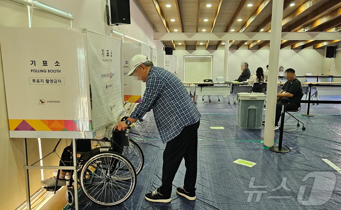 (진주=뉴스1) 한송학 기자 = 제9회 전국동시지방선거 사전 투표 이틑날인 30일 경남 진주시 명석면사무소 사전투표소에 하복선 씨(92)가 휠체어를 타고 소중한 한표를 행사하고 있 …