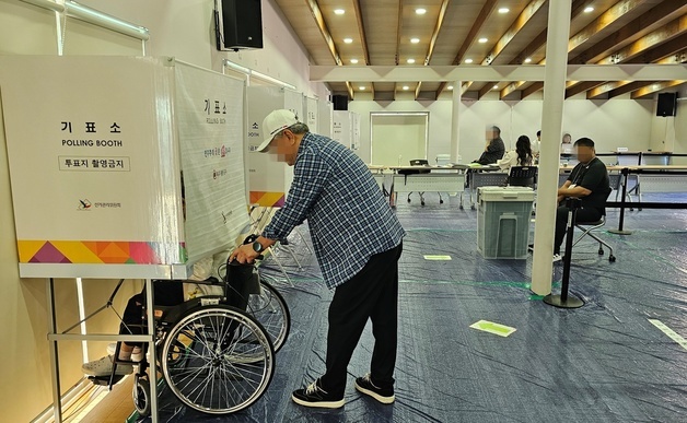 [사전투표] 경기 둘째날 오전 8시 10.76%…지난 지선보다 0.79%p↑