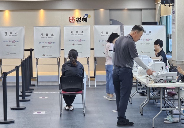 "등산 가기 전, 아이 손잡고 한 표"…경남 둘째날 사전투표
