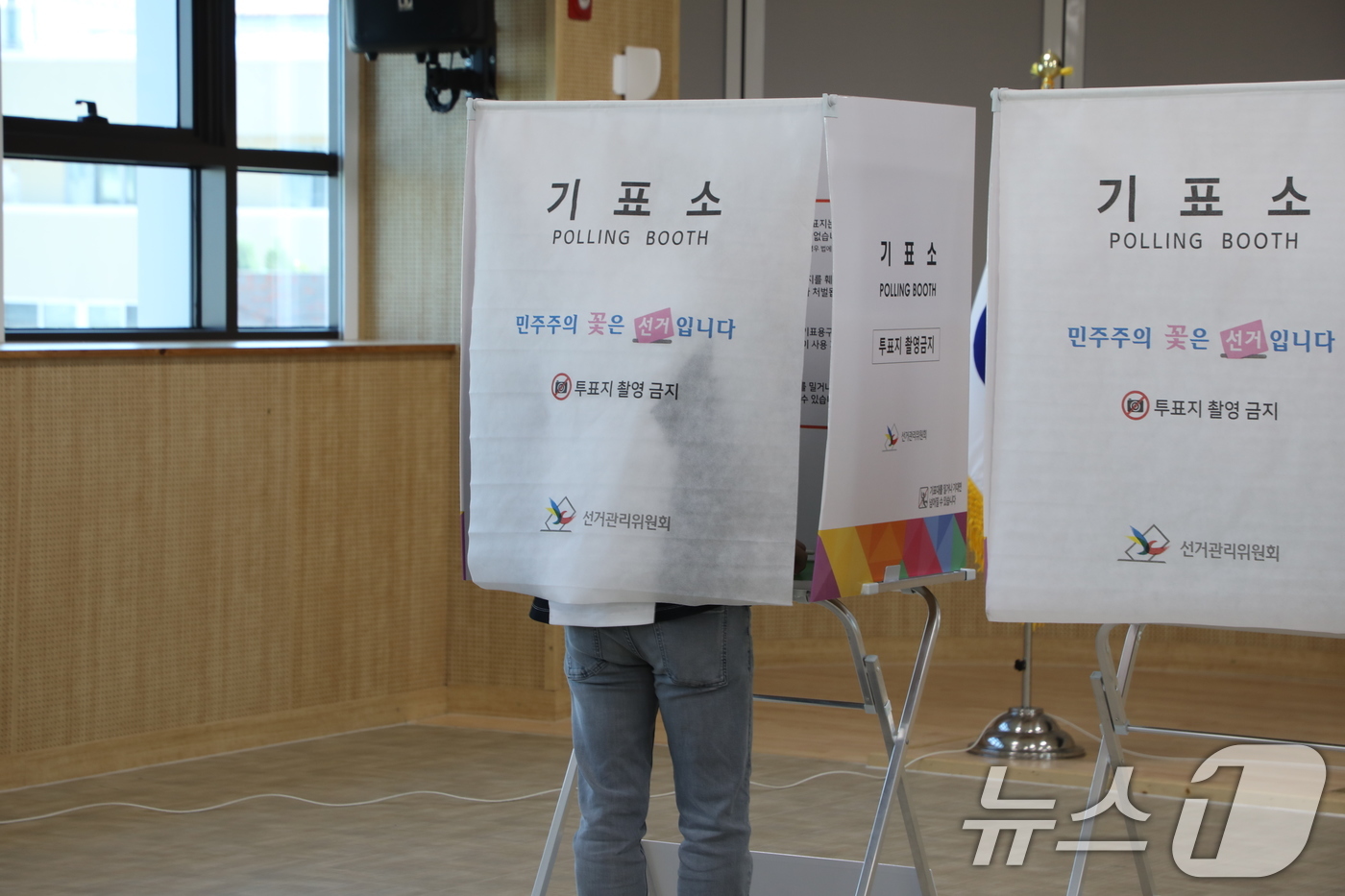 (광주=뉴스1) 이수민 기자 = 제9회 전국동시지방선거 사전투표 이튿날이자 마지막 날인 30일 오전 8시 광주 서구 농성2동 공공복합청사에 마련된 사전투표소에서 유권자들이 투표하고 …