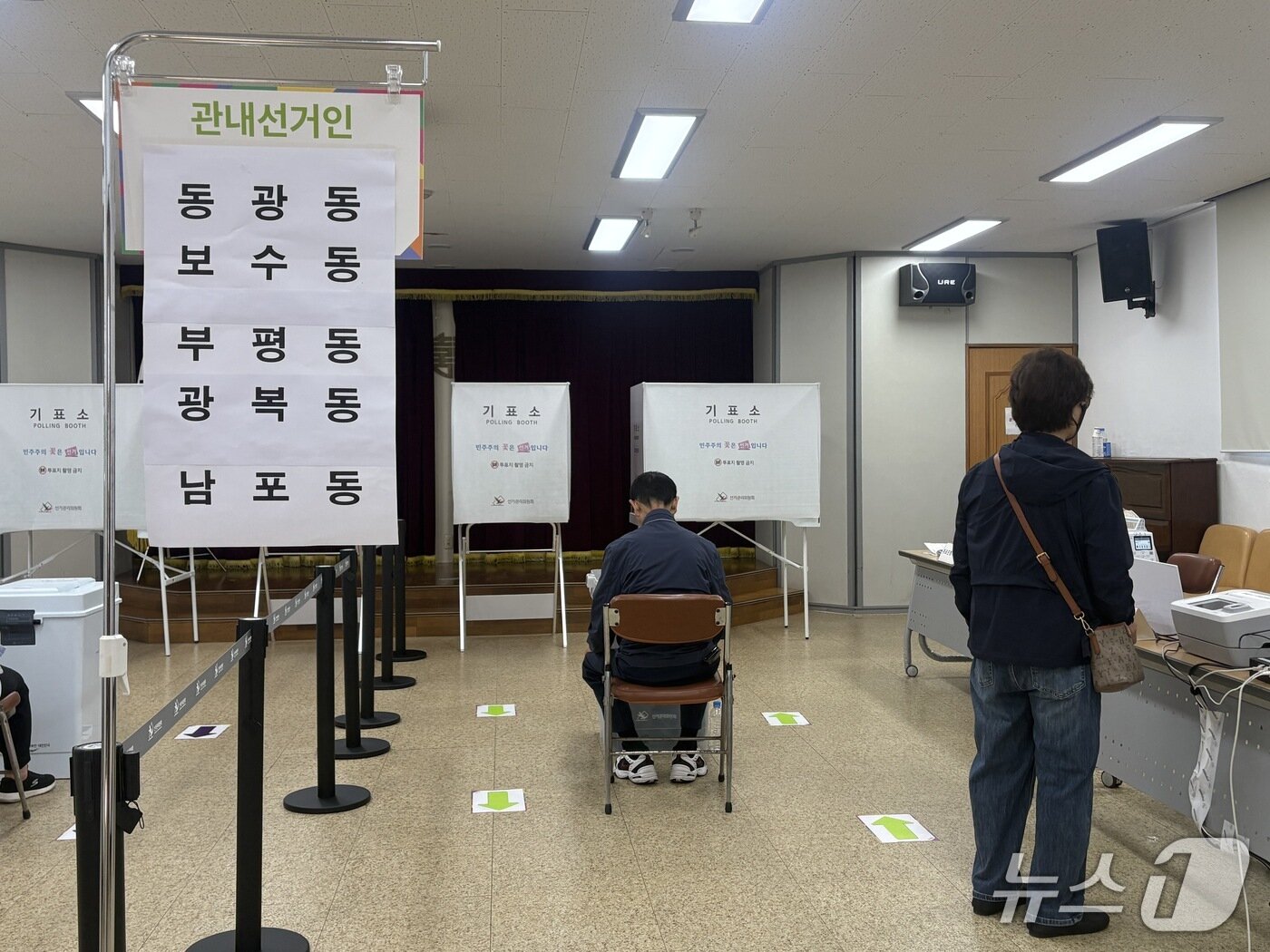본문 이미지 - 30일 오전 7~8시 부산 중구 남포동주민센터 6층에 마련된 남포동 사전투표소에서 유권자가 투표에 앞서 본인 확인 절차를 거치고 있다. 2026.5.30 ⓒ 뉴스1 박서현 기자