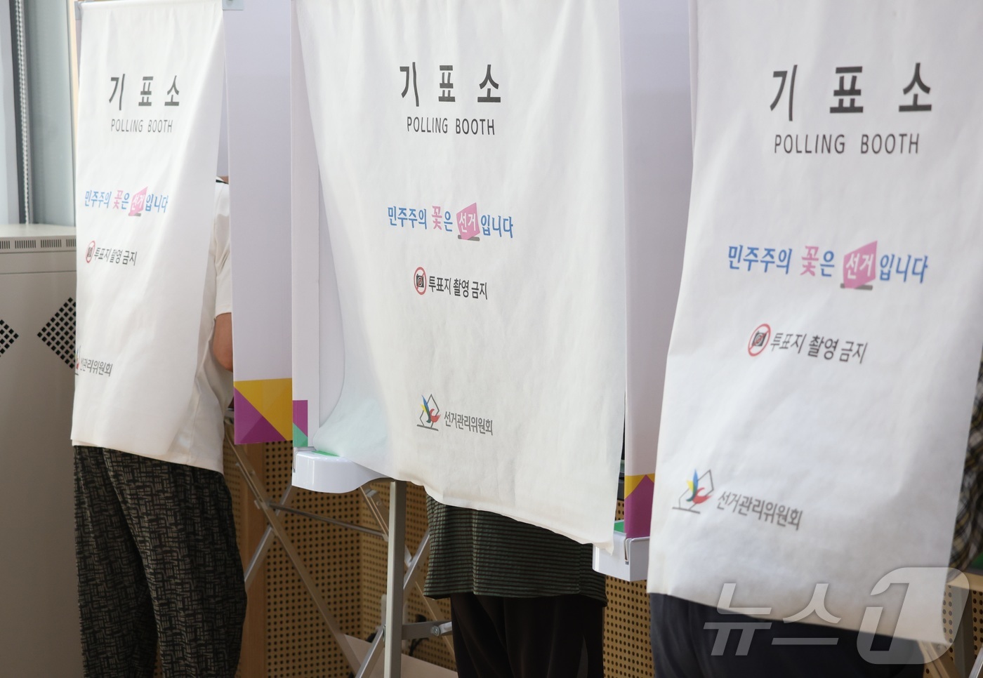 (완주=뉴스1) 유경석 기자 = 제9회 전국동시지방선거 사전투표 둘째 날인 30일 전북 완주군 삼례읍행정복지센터에 마련된 사전투표를 찾은 유권자들이 사전투표를 하고 있다. 2026 …