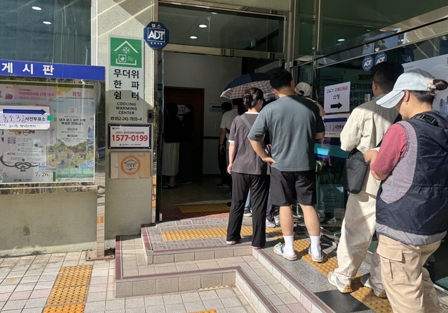 "네거티브 공세에 공보물 봐도 고민"…사전투표 둘째 날 울산 유권자 발길