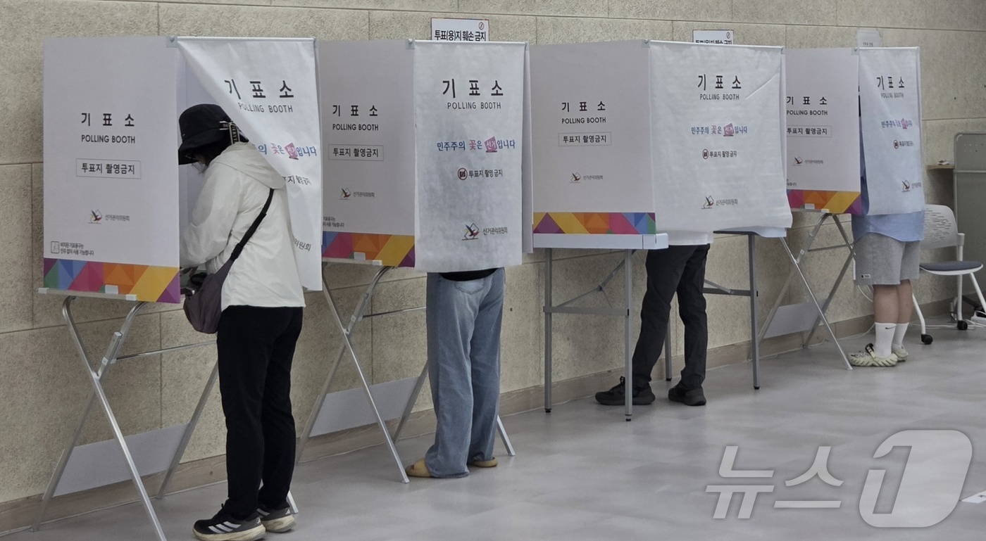 (전주=뉴스1) 유경석 기자 = 제9회 전국동시지방선거 사전투표 둘째 날인 30일 전북 전주시 송천3동 주민센터에 마련된 사전투표소를 찾은 유권자들이 투표를 하고 있다. 2026. …