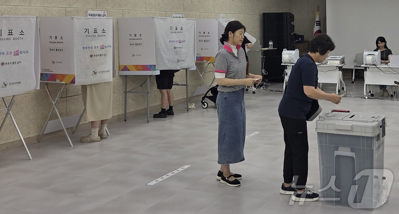 (전주=뉴스1) 유경석 기자 = 제9회 전국동시지방선거 사전투표 둘째 날인 30일 전북 전주시 송천3동 주민센터에 마련된 사전투표소를 찾은 유권자들이 투표를 하고 있다. 2026. …
