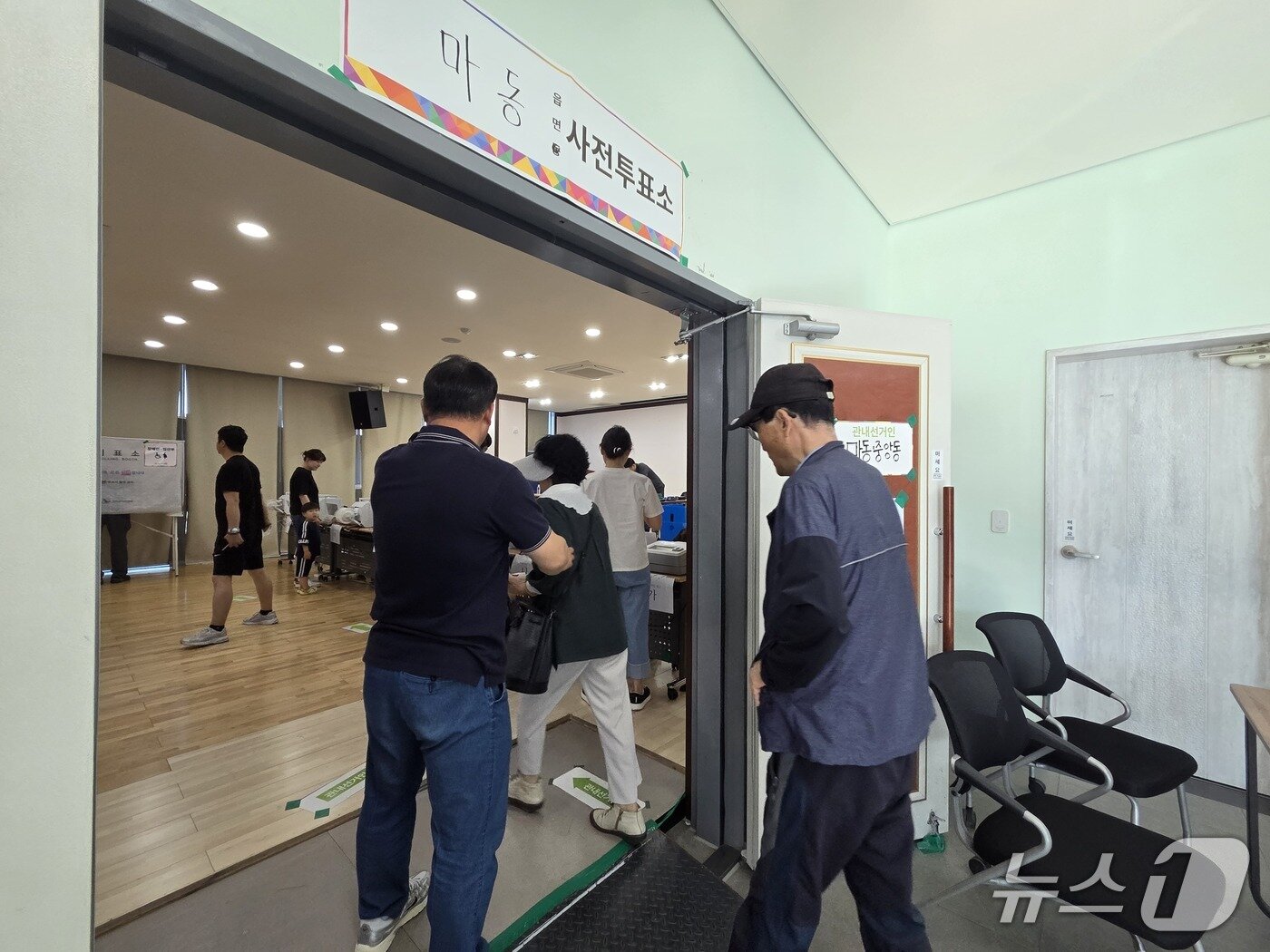 본문 이미지 - 제9회 전국동시지방선거 사전투표 둘째 날인 30일 전북 익산시 마동 행정복지센터에 마련된 사전투표소를 찾은 유권자들이 투표를 하고 있다.2026.5.30/뉴스1 장수인 기자