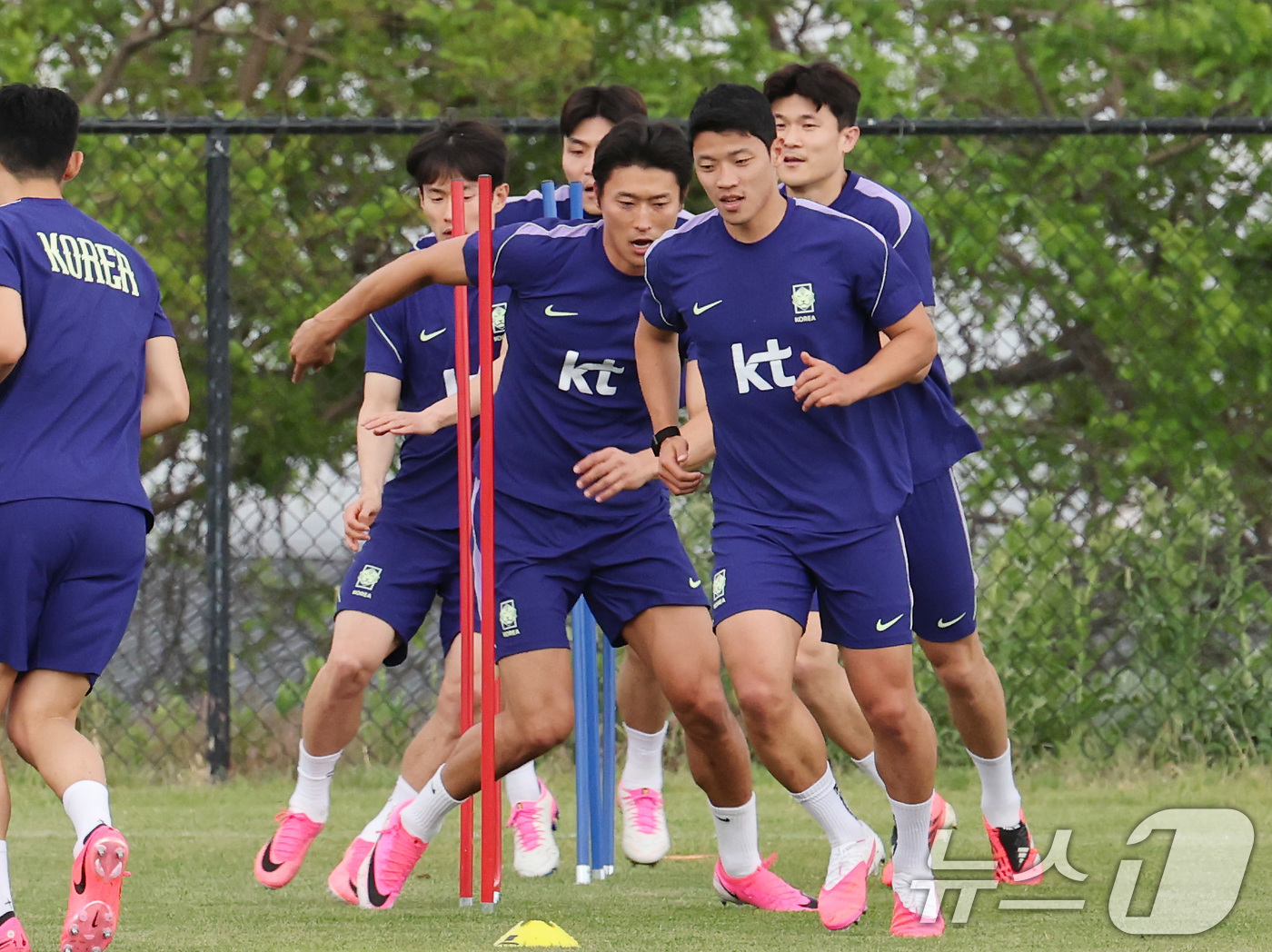 (솔트레이크시티(미국)=뉴스1) 임세영 기자 = 대한민국 축구대표팀 조규성, 황희찬, 김민재 등이 29일(현지시간) 미국 유타주 헤리먼에 위치한 자이언스뱅크 트레이닝센터에서 훈련을 …