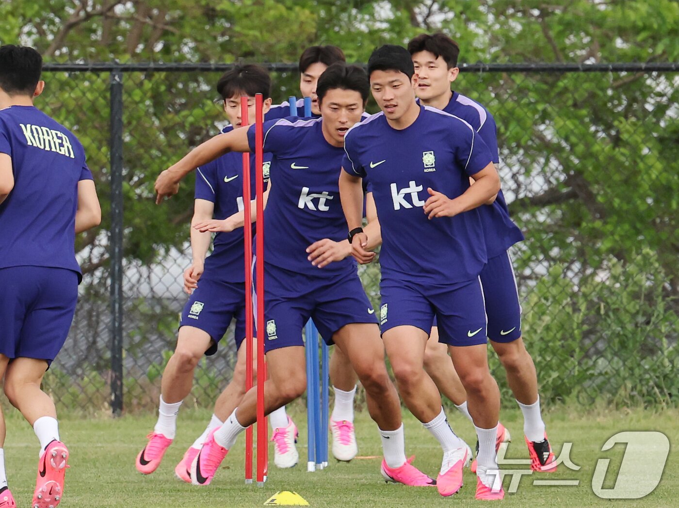 본문 이미지 - 대한민국 축구대표팀 조규성, 황희찬, 김민재 등이 29일(현지시간) 미국 유타주 헤리먼에 위치한 자이언스뱅크 트레이닝센터에서 훈련을 하고 있다. 2026.5.30 ⓒ 뉴스1 임세영 기자