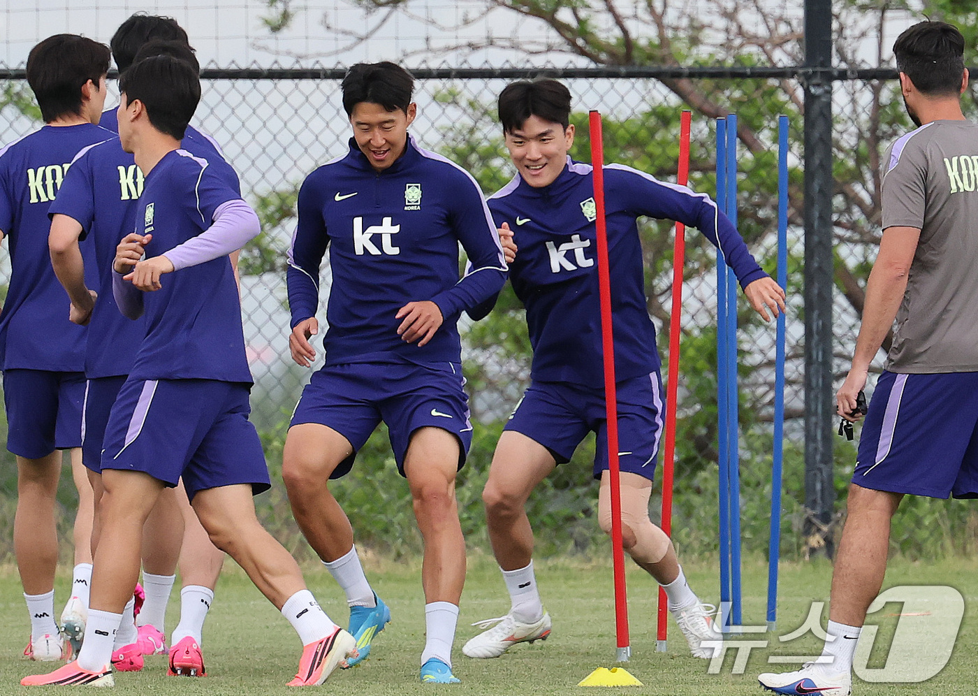 (솔트레이크시티(미국)=뉴스1) 임세영 기자 = 대한민국 축구대표팀 손흥민, 황인범이 29일(현지시간) 미국 유타주 헤리먼에 위치한 자이언스뱅크 트레이닝센터에서 훈련을 하고 있다. …
