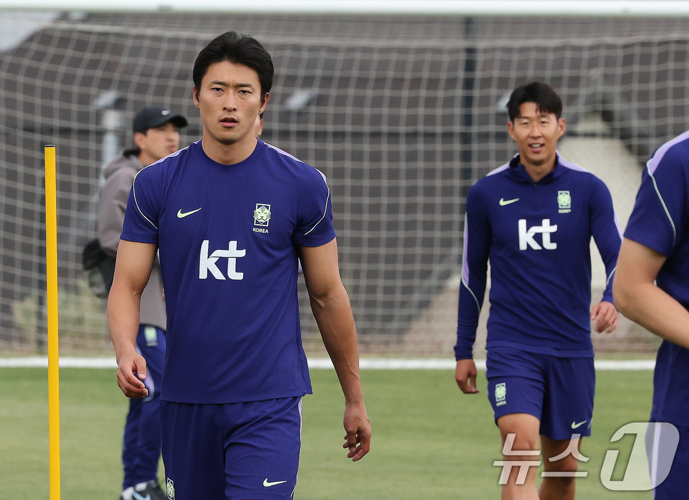 (솔트레이크시티(미국)=뉴스1) 임세영 기자 = 대한민국 축구대표팀 조규성, 손흥민이 29일(현지시간) 미국 유타주 헤리먼에 위치한 자이언스뱅크 트레이닝센터에서 훈련을 하고 있다. …
