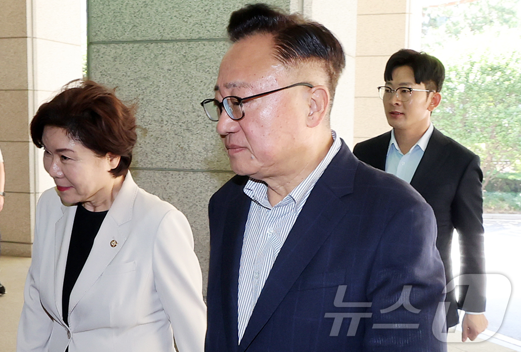 (서울=뉴스1) 김진환 기자 = 국민의힘 소속 국회 행정안전위원회 조은희(왼쪽부터), 고동진, 박충권 의원이 30일 오전 경찰의 서소문 고가 차도 붕괴 사고 관련 서울시청 압수수색 …