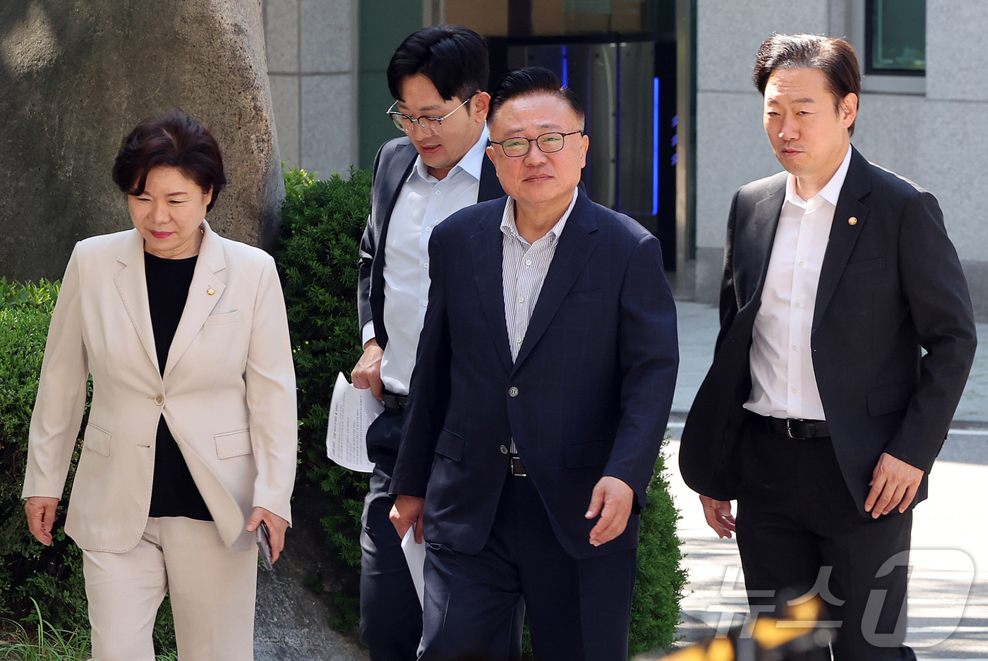 (서울=뉴스1) 김진환 기자 = 국민의힘 소속 국회 행정안전위원회 조은희(왼쪽부터), 박충권, 고동진, 박수민 의원이 30일 오전 경찰의 서소문 고가 차도 붕괴 사고 관련 서울시청 …