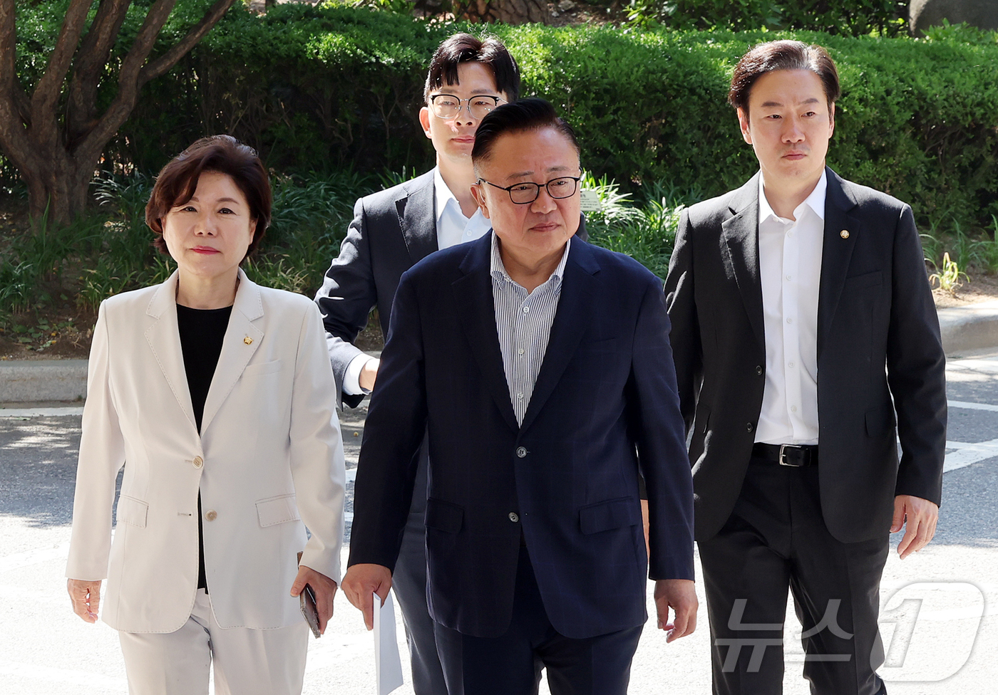 (서울=뉴스1) 김진환 기자 = 국민의힘 소속 국회 행정안전위원회 조은희(왼쪽부터), 박충권, 고동진, 박수민 의원이 30일 오전 경찰의 서소문 고가 차도 붕괴 사고 관련 서울시청 …