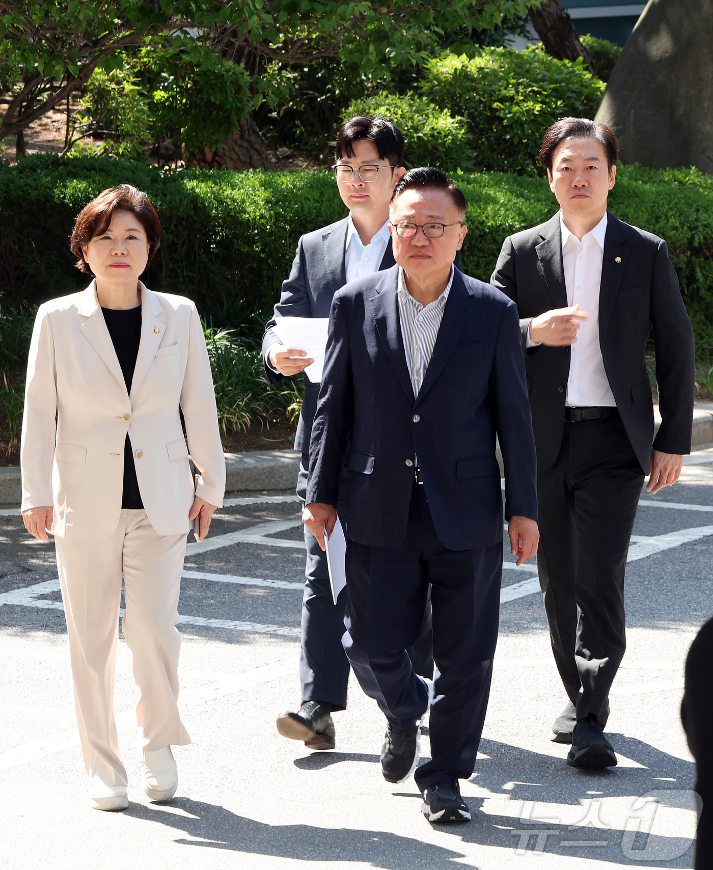 (서울=뉴스1) 김진환 기자 = 국민의힘 소속 국회 행정안전위원회 조은희(왼쪽부터), 박충권, 고동진, 박수민 의원이 30일 오전 경찰의 서소문 고가 차도 붕괴 사고 관련 서울시청 …