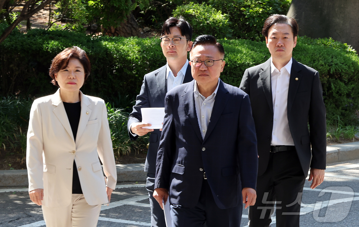(서울=뉴스1) 김진환 기자 = 국민의힘 소속 국회 행정안전위원회 조은희(왼쪽부터), 박충권, 고동진, 박수민 의원이 30일 오전 경찰의 서소문 고가 차도 붕괴 사고 관련 서울시청 …
