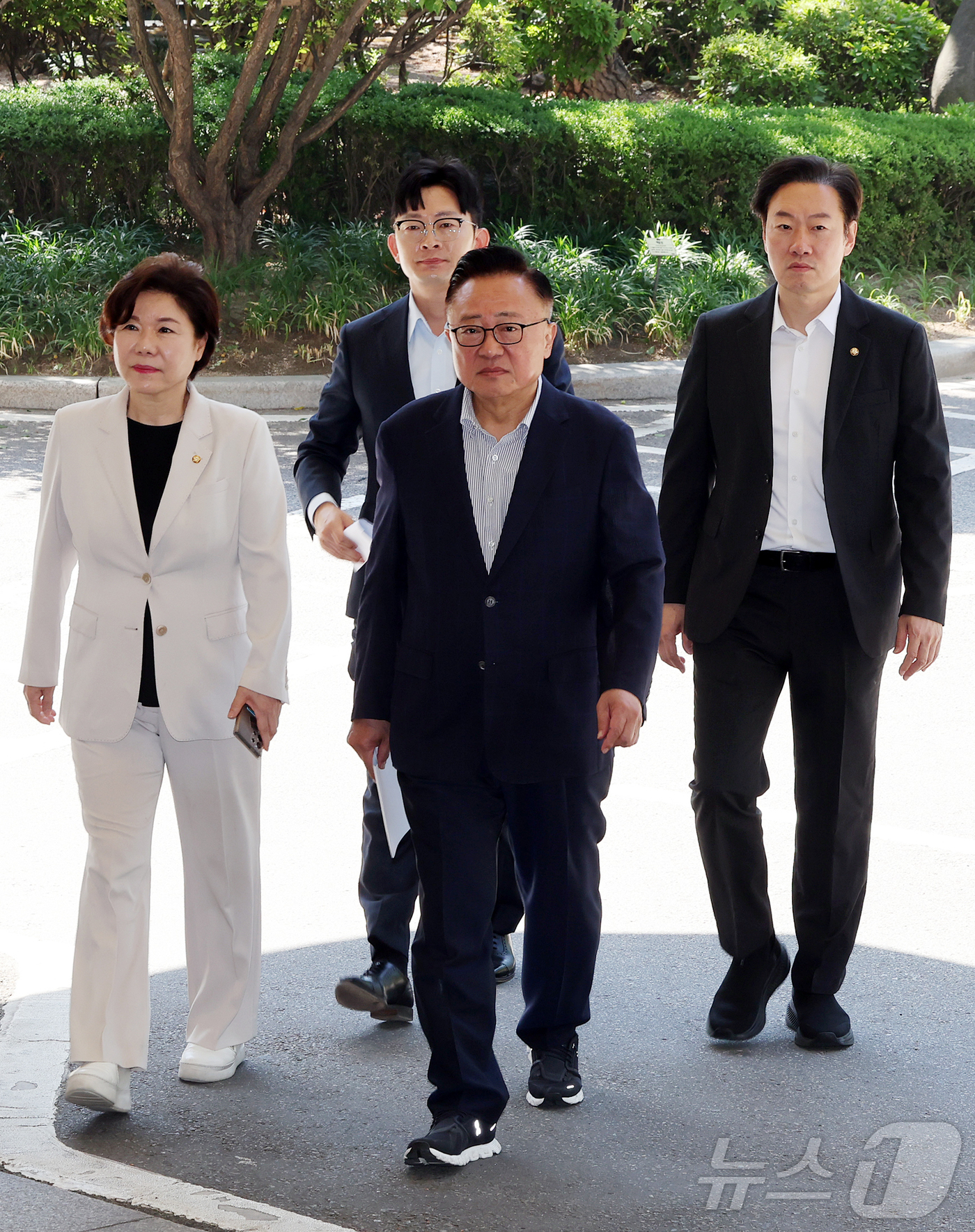 (서울=뉴스1) 김진환 기자 = 국민의힘 소속 국회 행정안전위원회 조은희(왼쪽부터), 박충권, 고동진, 박수민 의원이 30일 오전 경찰의 서소문 고가 차도 붕괴 사고 관련 서울시청 …
