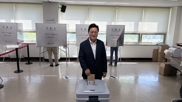 국민의힘 박완수 후보, 사전투표 참여…"성공한 경남도정 선택해달라"