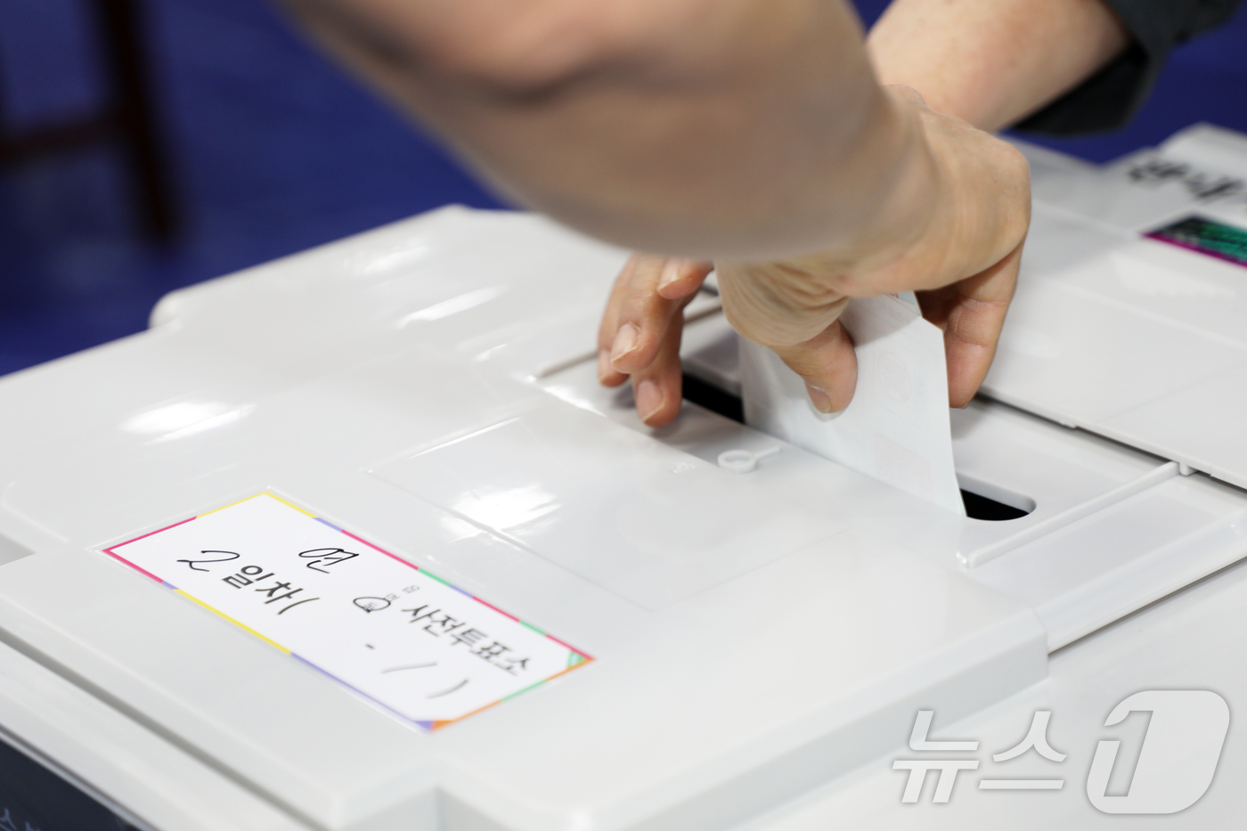 (제주=뉴스1) 오미란 기자 = 제9회 전국동시지방선거 사전투표 둘째 날인 30일 오전 제주도의회 의원회관 1층 대회의실에 마련된 제주시 연동 사전투표소에서 한 유권자가 투표하고 …