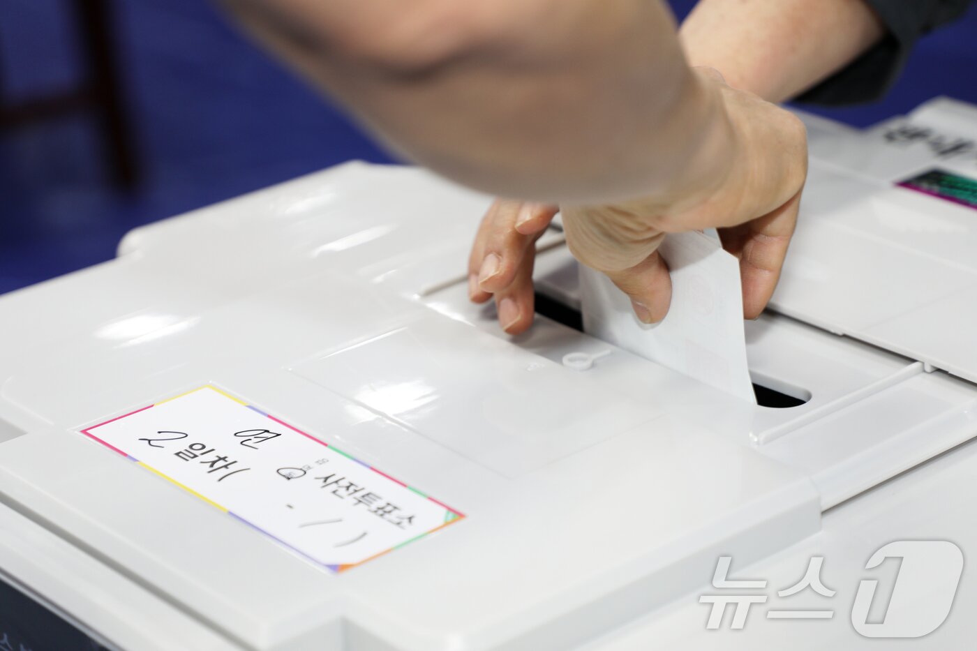 본문 이미지 - 제9회 전국동시지방선거 사전투표 둘째 날인 30일 오전 제주도의회 의원회관 1층 대회의실에 마련된 제주시 연동 사전투표소에서 한 유권자가 투표하고 있다. 2026.5.30 ⓒ 뉴스1 오미란 기자