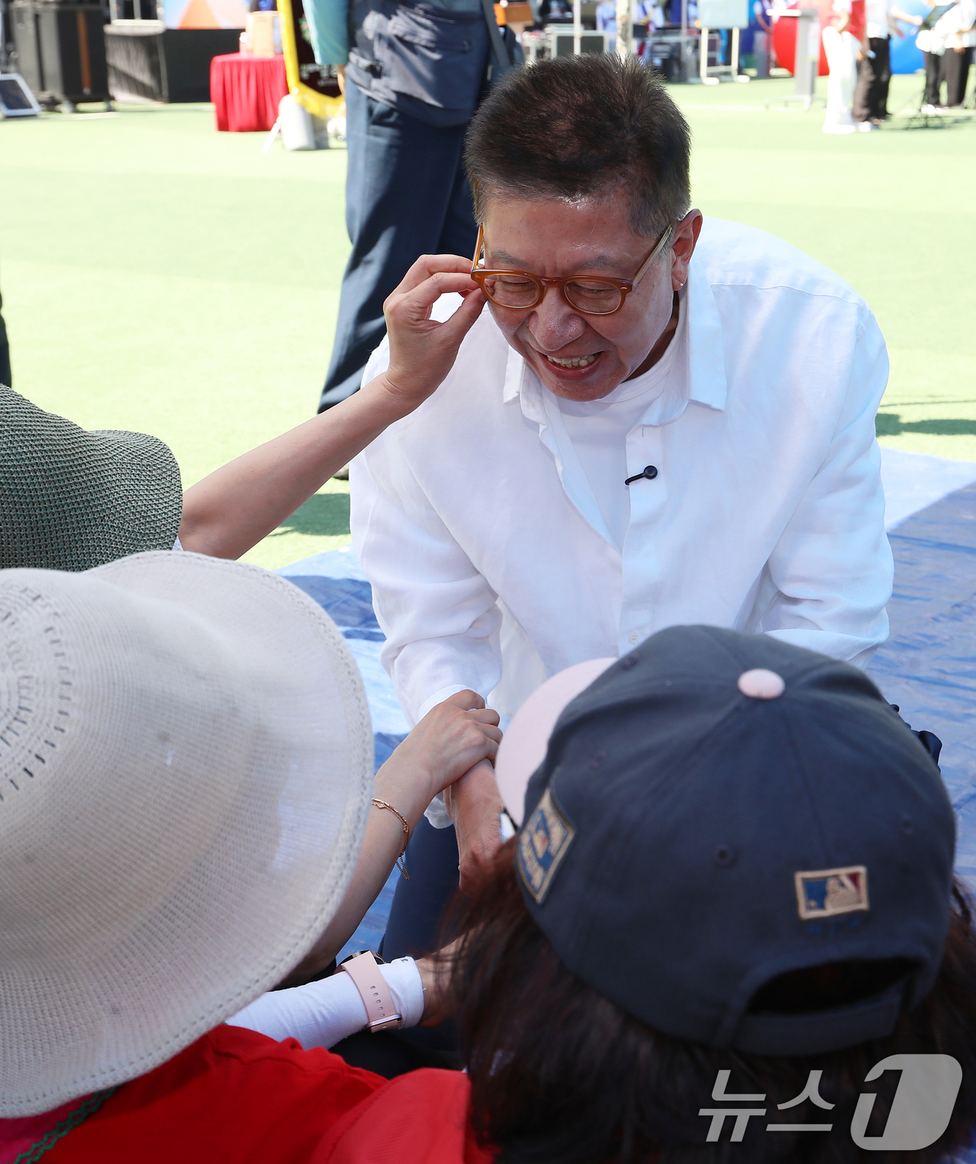 (부산=뉴스1) 윤일지 기자 = 박형준 국민의힘 부산시장 후보가 제9회 전국동시지방선거 및 국회의원 재보궐선거 사전투표 둘째 날인 30일 부산 해운대구 운봉초등학교에서 열린 파랑새 …
