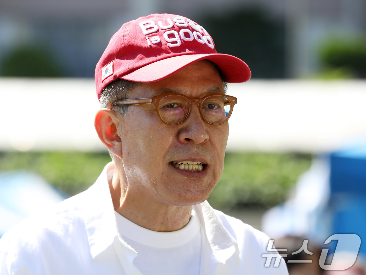 (부산=뉴스1) 윤일지 기자 = 박형준 국민의힘 부산시장 후보가 제9회 전국동시지방선거 및 국회의원 재보궐선거 사전투표 둘째 날인 30일 부산 해운대구 운봉초등학교에서 열린 파랑새 …