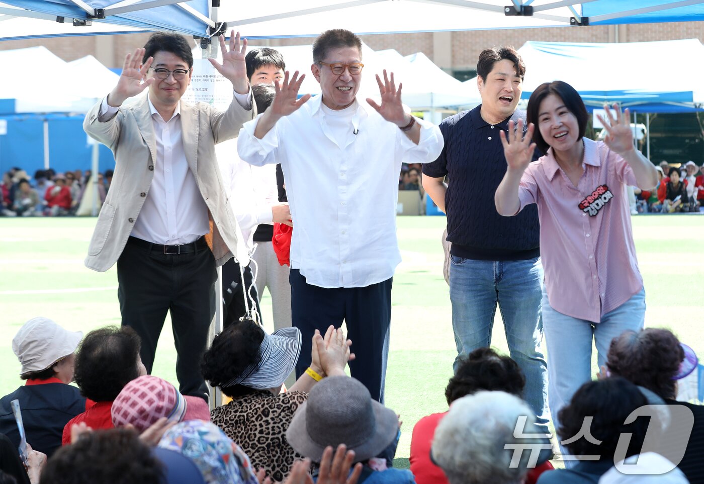 본문 이미지 - 박형준 국민의힘 부산시장 후보가 제9회 전국동시지방선거 및 국회의원 재보궐선거 사전투표 둘째 날인 30일 부산 해운대구 운봉초등학교에서 열린 파랑새어르신 체육대회 행사에 참석해 어른신들에게 지지를 호소하고 있다. 2026.5.30 ⓒ 뉴스1 윤일지 기자