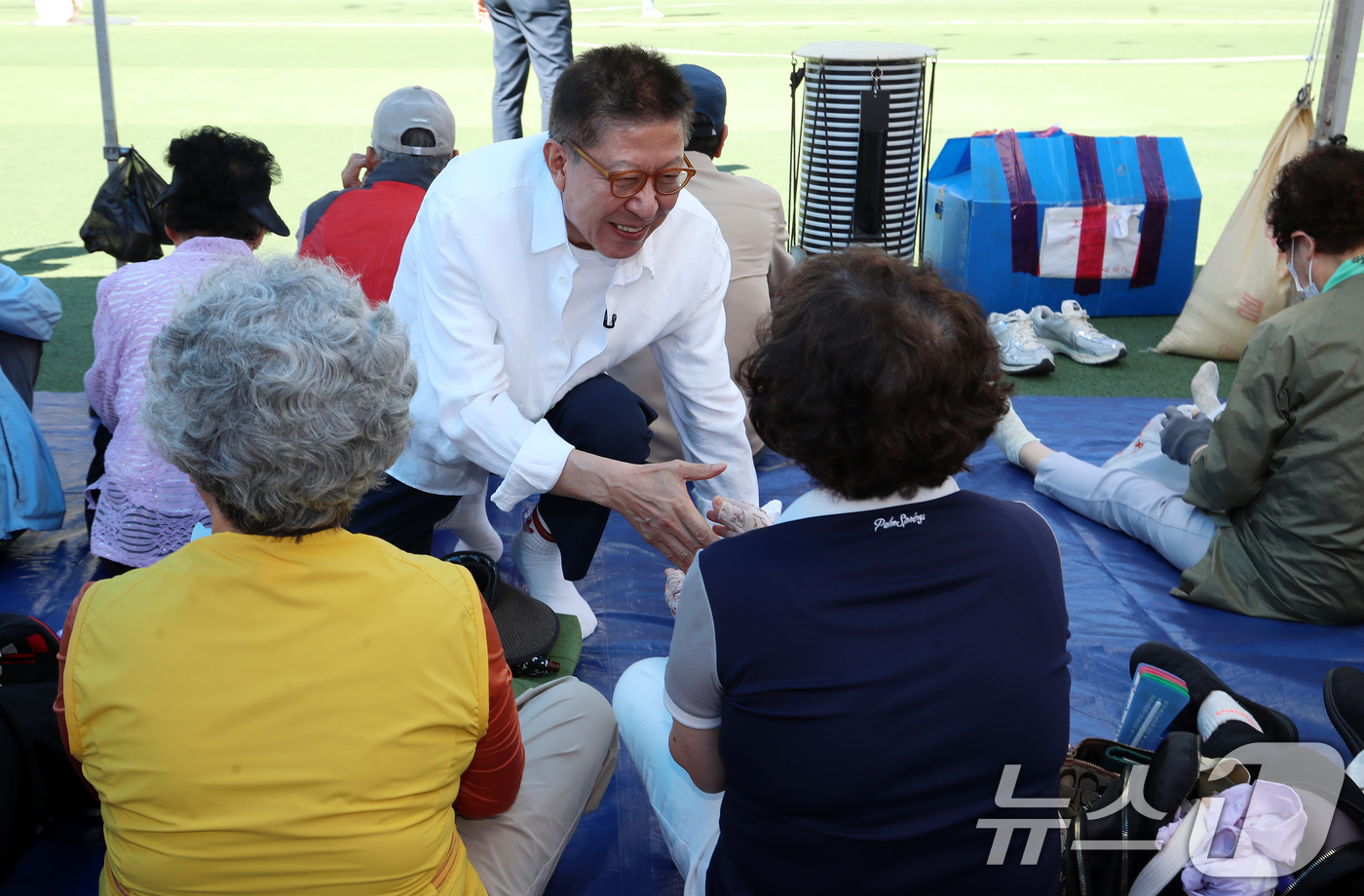 (부산=뉴스1) 윤일지 기자 = 박형준 국민의힘 부산시장 후보가 제9회 전국동시지방선거 및 국회의원 재보궐선거 사전투표 둘째 날인 30일 부산 해운대구 운봉초등학교에서 열린 파랑새 …