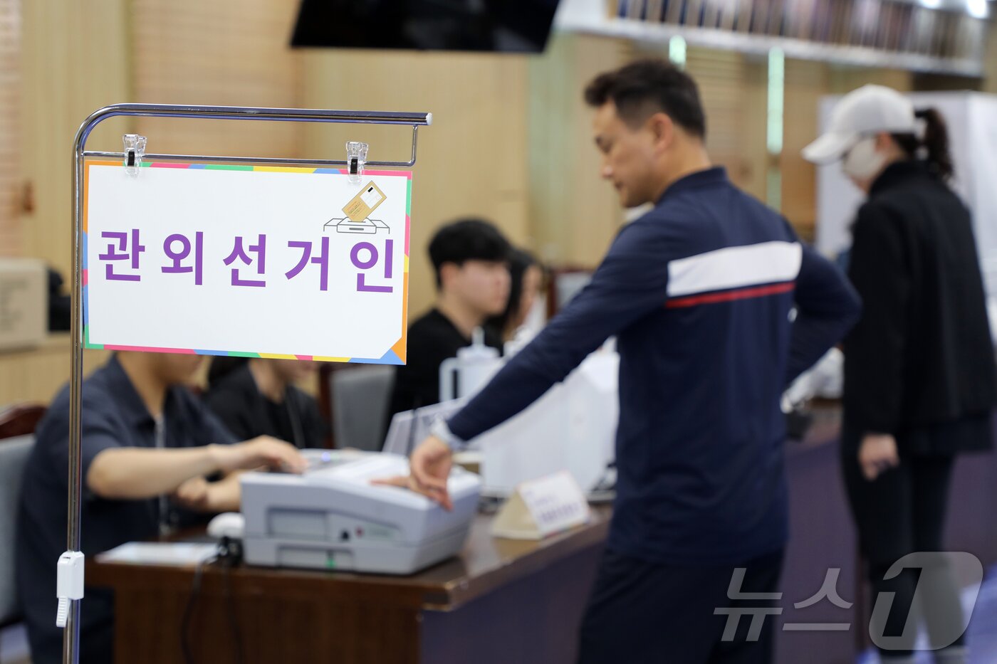 본문 이미지 - 제9회 전국동시지방선거 사전투표 둘째 날인 30일 오전 제주도의회 의원회관 1층 대회의실에 마련된 제주시 연동 사전투표소에 유권자들의 발길이 이어지고 있다. 2026.5.30 ⓒ 뉴스1 오미란 기자