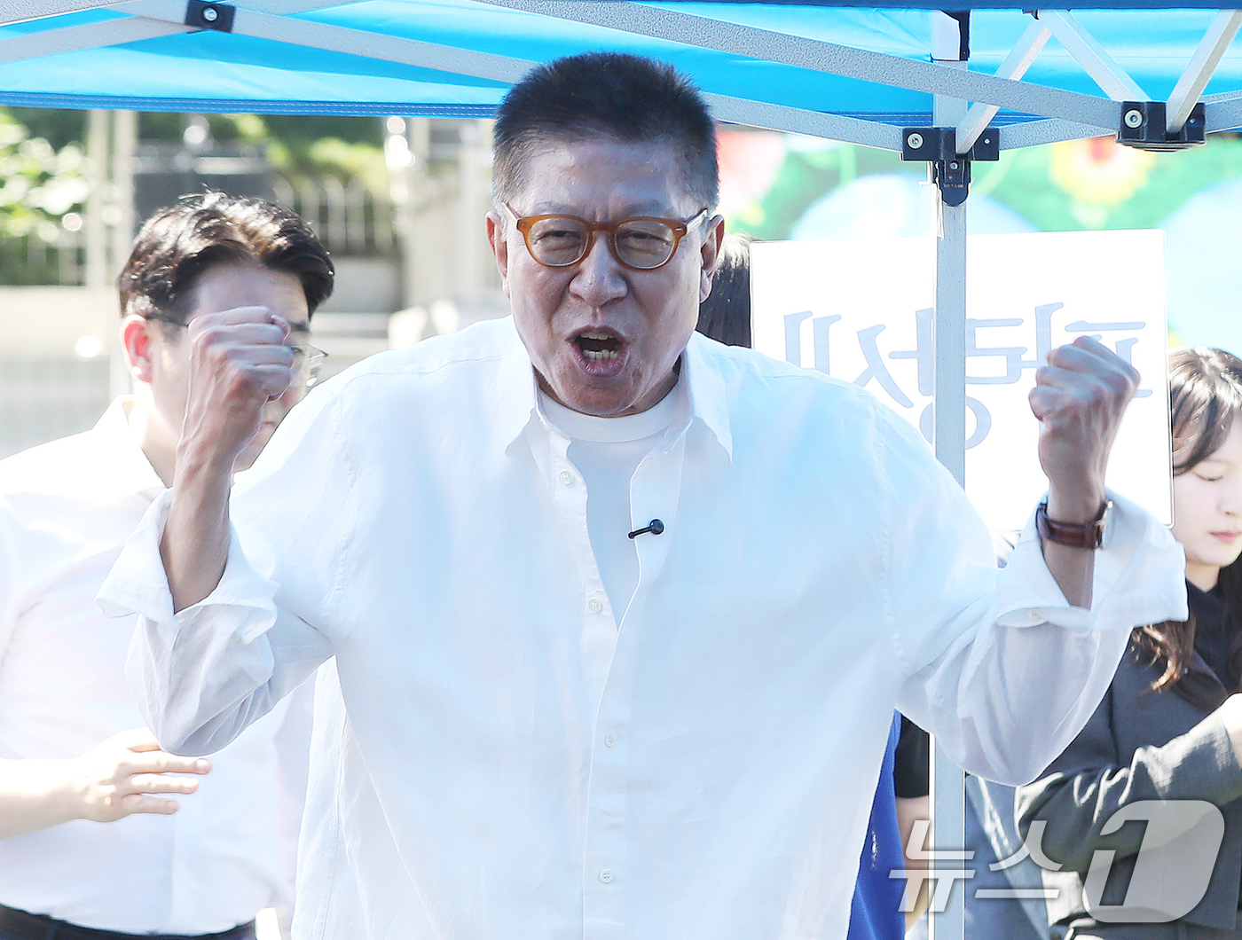 (부산=뉴스1) 윤일지 기자 = 박형준 국민의힘 부산시장 후보가 제9회 전국동시지방선거 및 국회의원 재보궐선거 사전투표 둘째 날인 30일 부산 해운대구 운봉초등학교에서 열린 파랑새 …