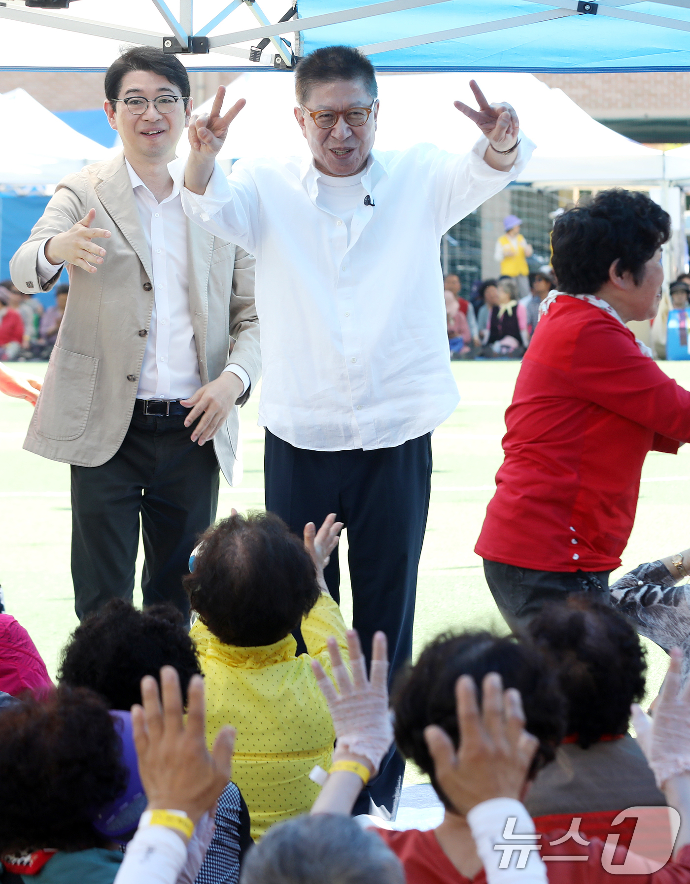 (부산=뉴스1) 윤일지 기자 = 박형준 국민의힘 부산시장 후보가 제9회 전국동시지방선거 및 국회의원 재보궐선거 사전투표 둘째 날인 30일 부산 해운대구 운봉초등학교에서 열린 파랑새 …