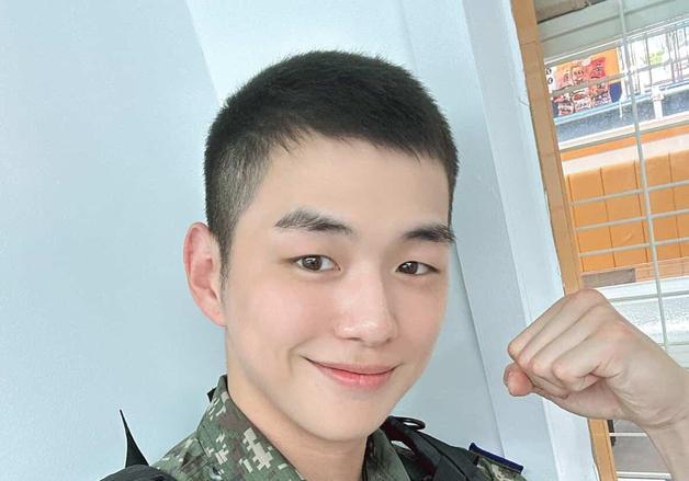 '외출' 나온 강다니엘, 반삭 스타일에도 완벽 비주얼 [N샷]