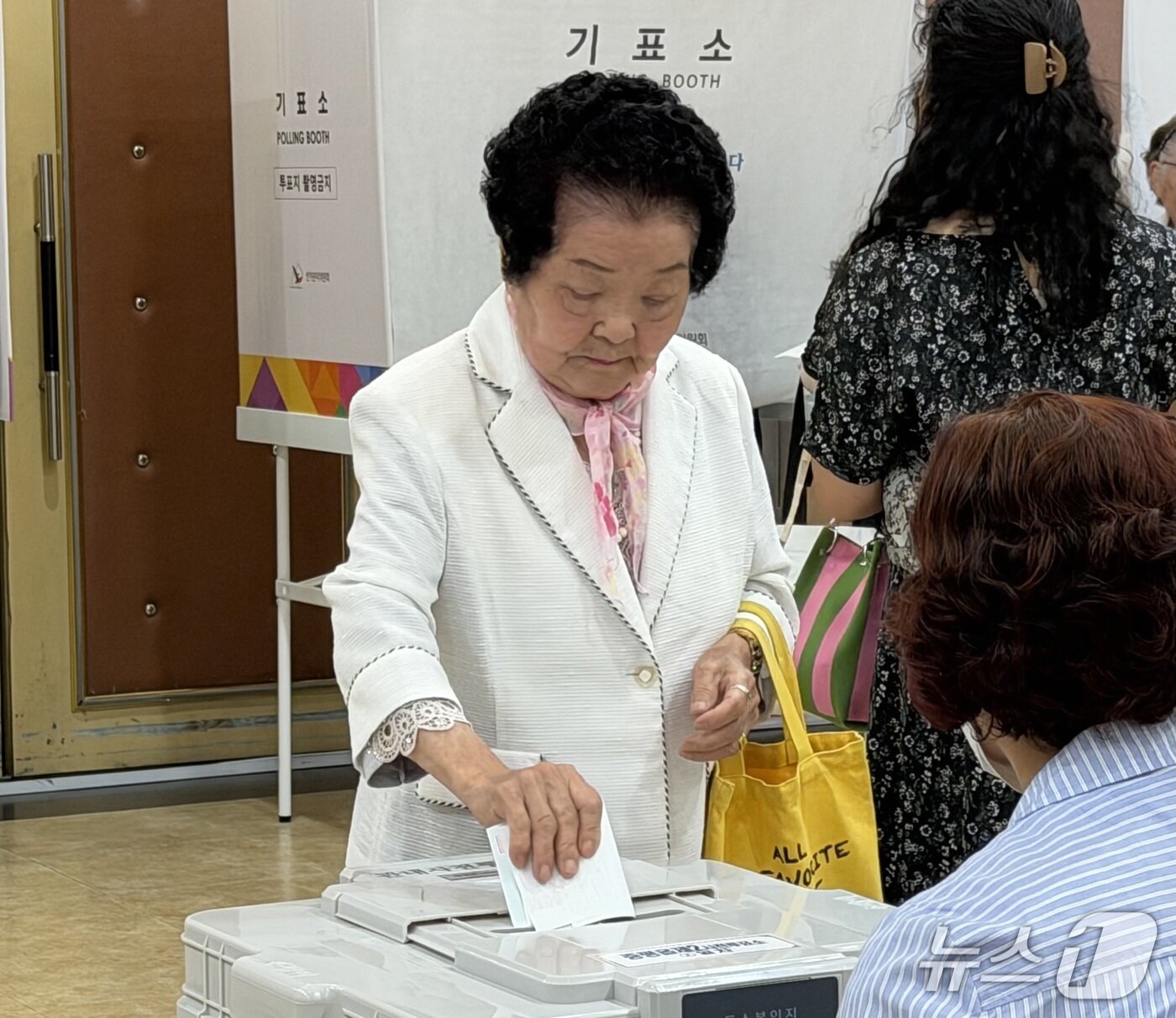 본문 이미지 - 6·3지방선거 사전투표 마지막날인 30일 오전 충북 증평군청 대회의실에 설치된 사전투표소에서 한 유권자가 투표함에 기표 용지를 넣고있다.2026.5.30/뉴스1