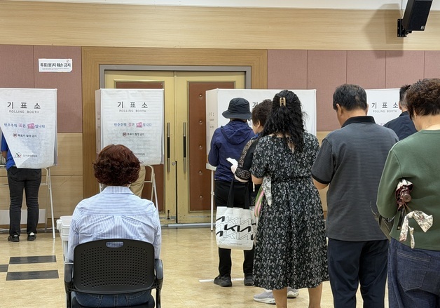 "점심 먹으러 가기 전 들렀어요"…증평 사전투표소 '북적'