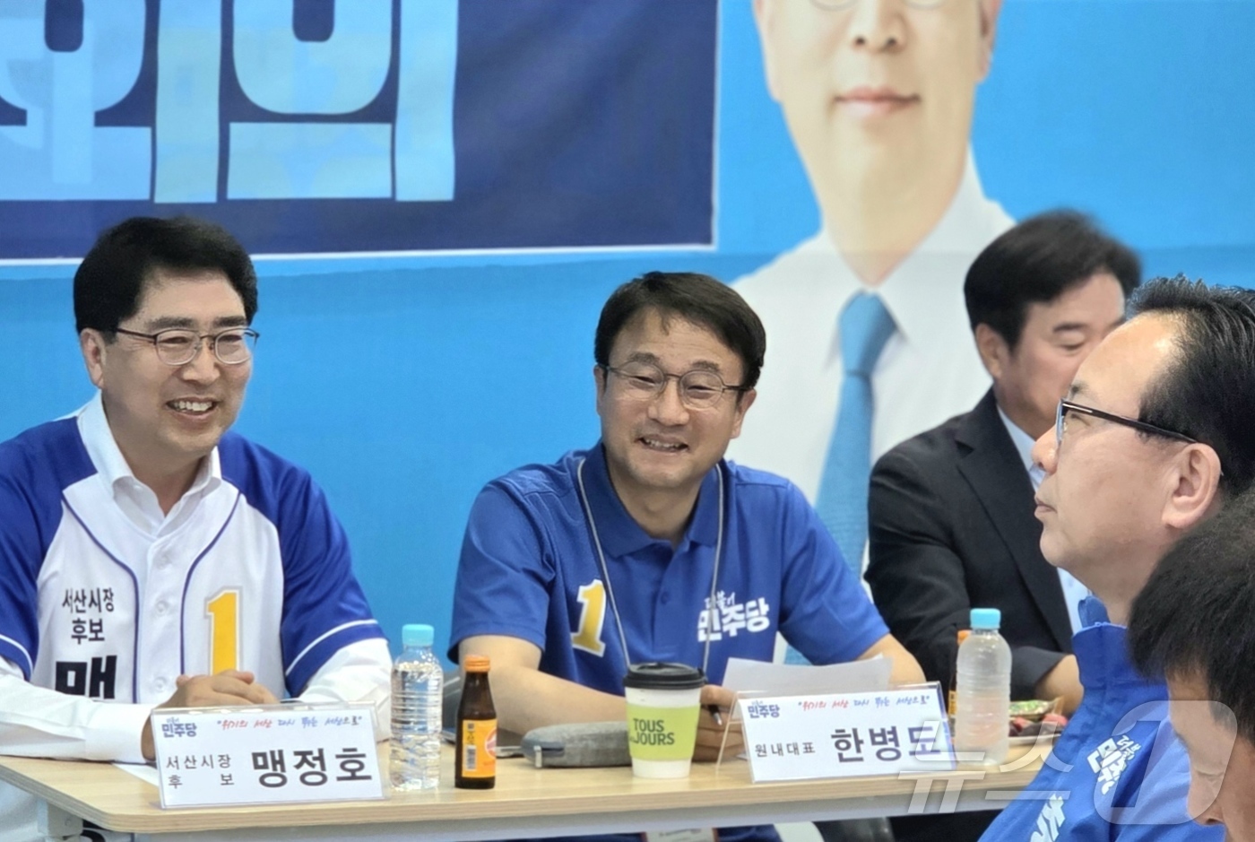 (서산=뉴스1) 이시우 기자 = 한병도 더불어민주당 원내대표가 30일 충남 서산에서 긴급 현장회의을 열고 민주당 서산지역 출마자들을 격려하고 있다.한 원내대표는 이 자리에서 서산공 …