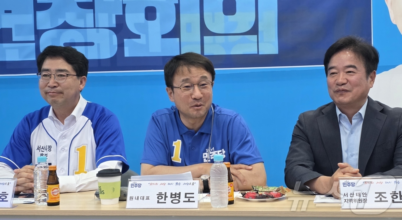 (서산=뉴스1) 이시우 기자 = 한병도 더불어민주당 원내대표(가운데)가 30일 충남 서산에서 긴급 현장회의을 열고 민주당 서산지역 출마자들을 격려하고 있다. 사진 왼쪽은 맹정호 서 …
