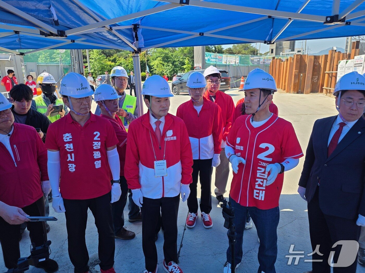 본문 이미지 -  장동혁 국민의힘 대표와 김진태  강원도지사 후보가 30일 오전 강원 춘천 근화동에 있는 춘천-속초 동서고속화철도 건설 부지 현장을 찾아 사업 진행 상황을 살펴보고 있다.(김진태 캠프 후보 측 제공, 재판매 및 DB금지) 