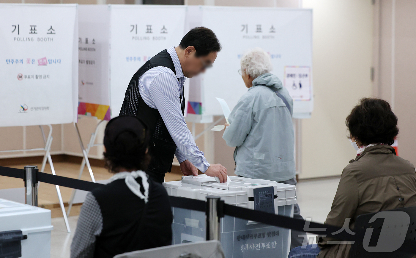 (서울=뉴스1) 김진환 기자 = 제9회 전국동시지방선거 사전투표 둘째 날인 30일 서울 영등포구 신길4동주민센터에 마련된 사전투표소에서 유권자가 소중한 한 표를 행사하고 있다. 2 …
