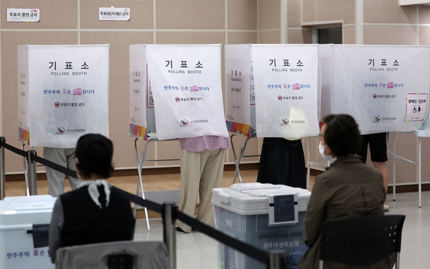 사전투표하는 유권자들