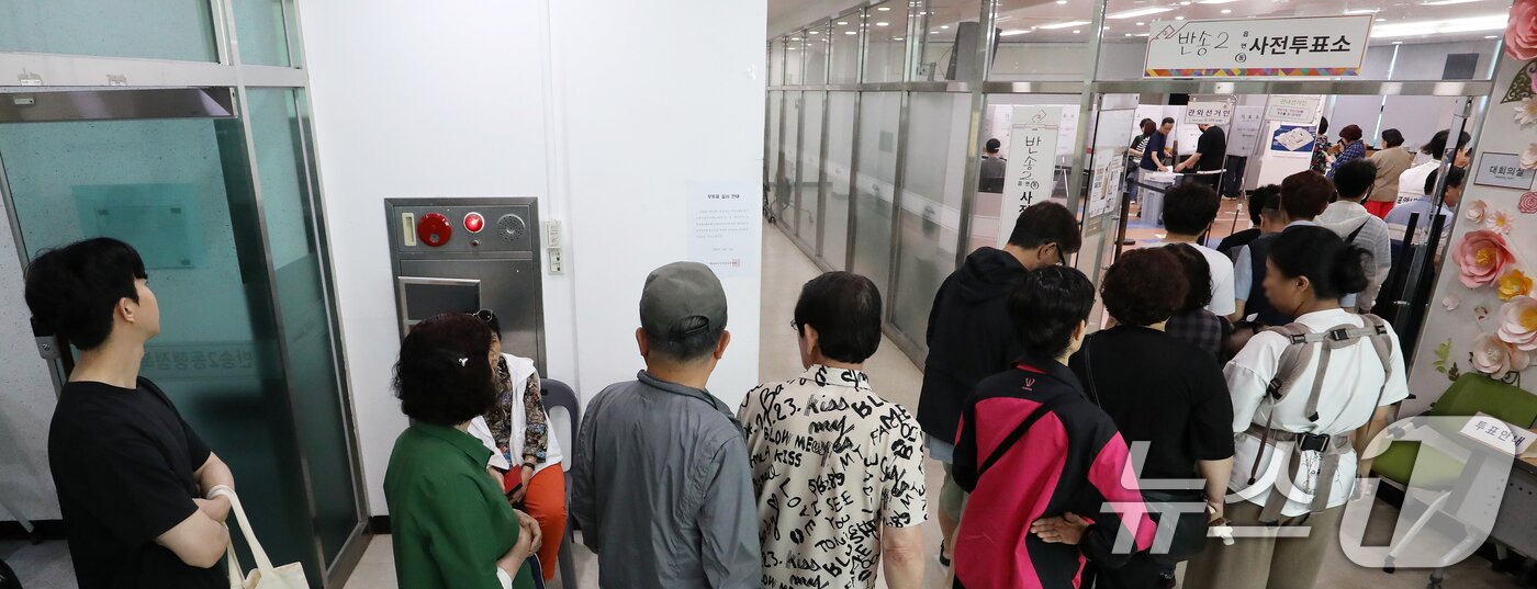 본문 이미지 - 제9회 전국동시지방선거 및 국회의원 재보궐선거 사전투표 둘째 날인 30일 부산 해운대구 반송2동행정복지센터에 마련된 사전투표소에서 유권자들이 투표를 하기 위해 줄을 서 있다. ⓒ 뉴스1 윤일지 기자