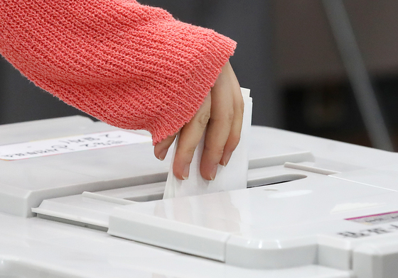[사전투표] 경기 둘째날 낮 12시 14.28%…지난 지선보다 1.07%p↑