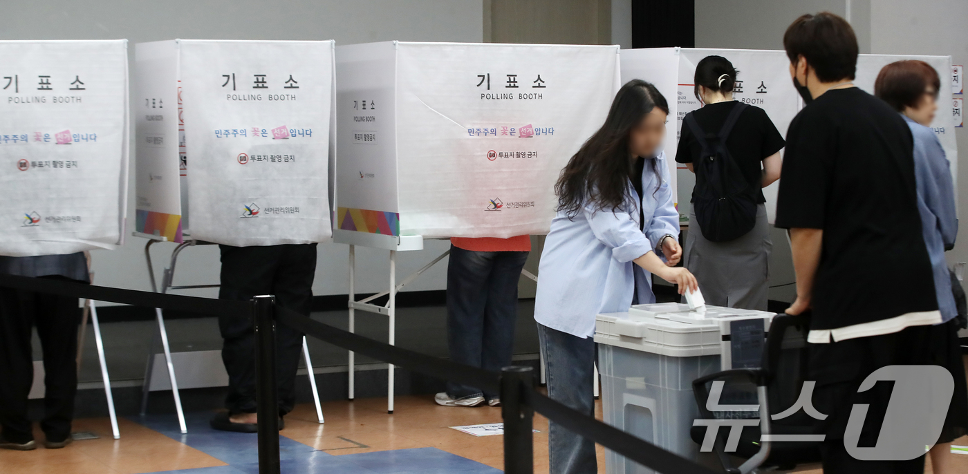 (부산=뉴스1) 윤일지 기자 = 제9회 전국동시지방선거 및 국회의원 재보궐선거 사전투표 둘째 날인 30일 부산 해운대구 반송2동행정복지센터에 마련된 사전투표소에서 유권자들이 소중한 …