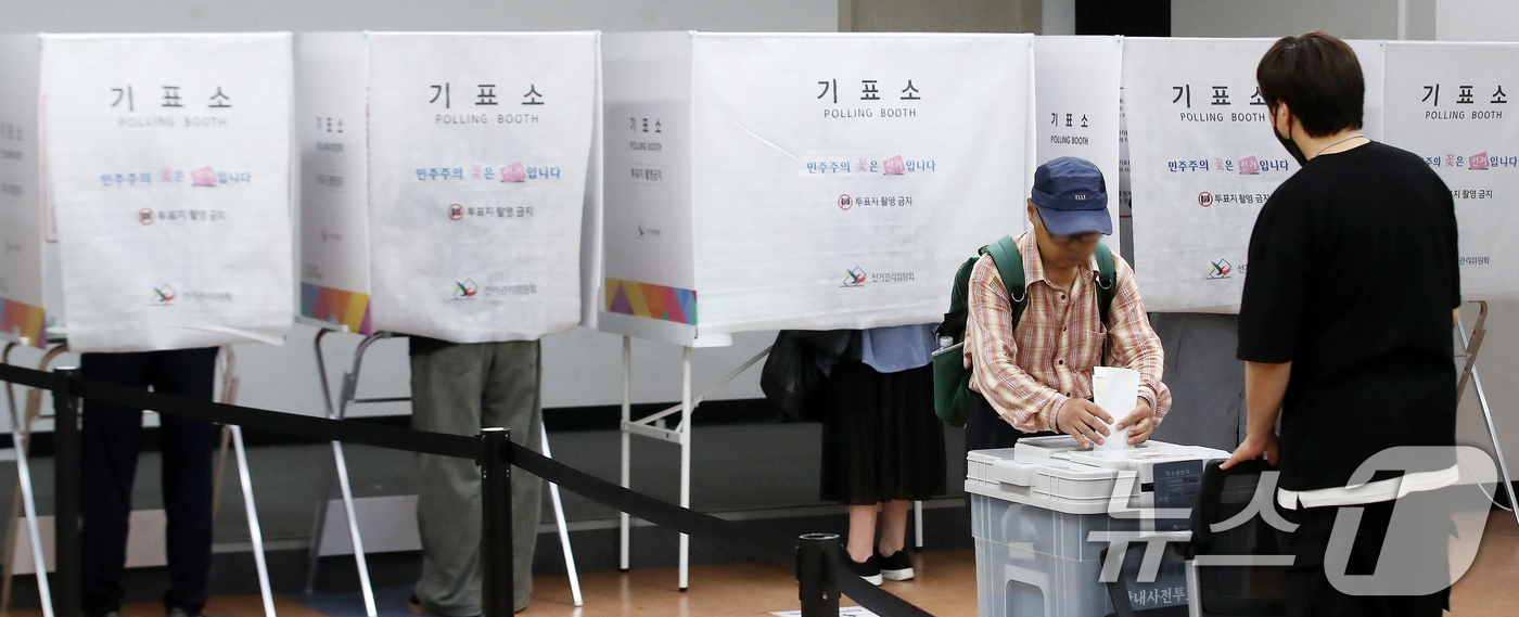 (부산=뉴스1) 윤일지 기자 = 제9회 전국동시지방선거 및 국회의원 재보궐선거 사전투표 둘째 날인 30일 부산 해운대구 반송2동행정복지센터에 마련된 사전투표소에서 유권자들이 소중한 …