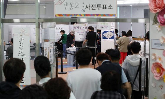 "맛집가기 전에 한표"…점심시간 전국 사전투표소 곳곳 북적(종합)